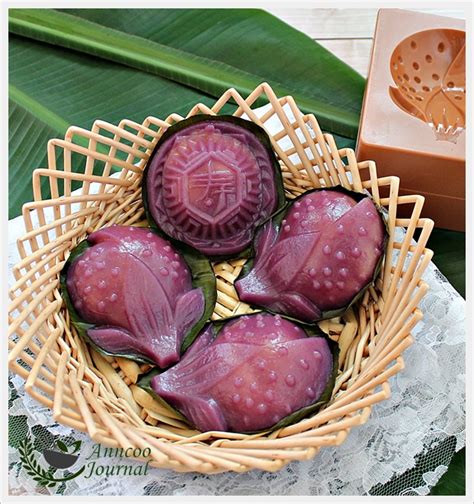 We happened to pass by this shop today as we are running some errands. Purple Sweet Potato Ang Ku Kueh - Anncoo Journal