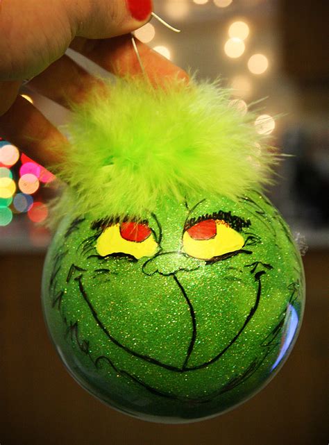 I don't know about you but i love all things grinch! DIY Grinch ornament :) Make this with a mixture of Pledge ...