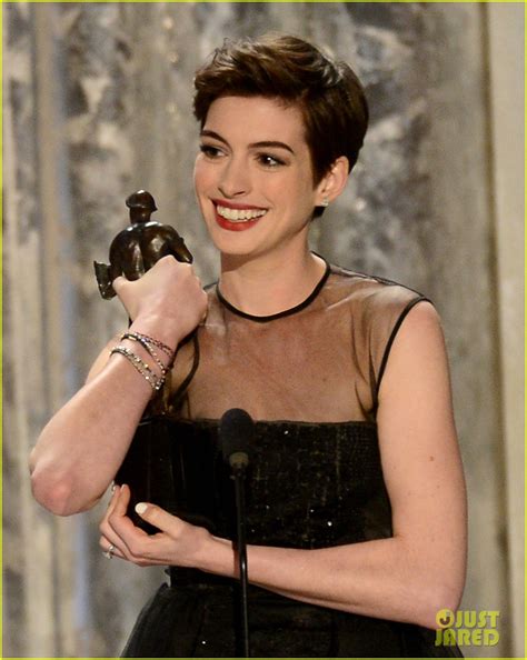 Full Sized Photo Of Anne Hathaway Sag Awards Winner 01 Photo 2799758