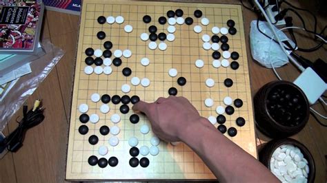 Go ialah permainan berpapan yang dimainkan oleh dua orang. Mengenal Go Sebuah Permainan Catur Tradisional Jepang