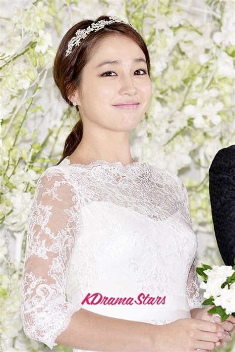 Lee Byung Hun And Lee Min Jung Poses A Graceful And Beautiful Figure At