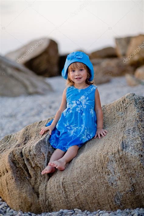 Petite fille à la plage image libre de droit par alenkasm