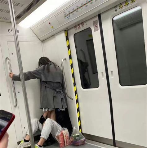 超扯！中國地鐵再見活春宮 男子當眾頭探頭入女伴裙底 時事台 香港高登討論區