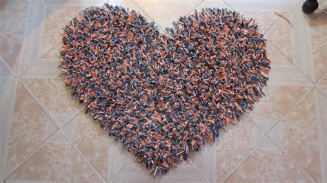 Si tú también quieres aprender a hacer alfombras de trapillo infantiles para decorar la habitación de tu peque, estos diseños para los niños te van a encantar. Alfombra decorativa en forma de corazón - YouTube