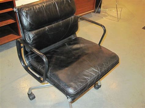 Manual seat height adjustment to lower: Metro Modern - Charles Eames Soft Pad Executive Chair