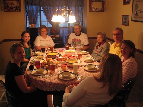 Christmas day and christmas dinner is very much a family occasion and people often invite an elderly neighbour who is alone because nobody wants to be alone at christmas. American Christmas Dinner | Xmasblor