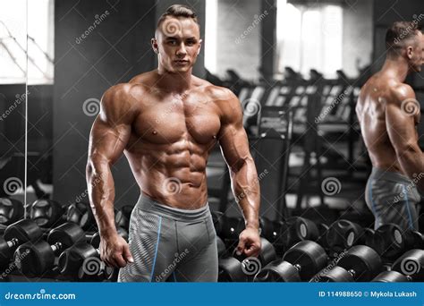 Uomo Muscolare Che Risolve Nella Palestra Forte ABS Nudo Maschio Del Torso Fotografia Stock