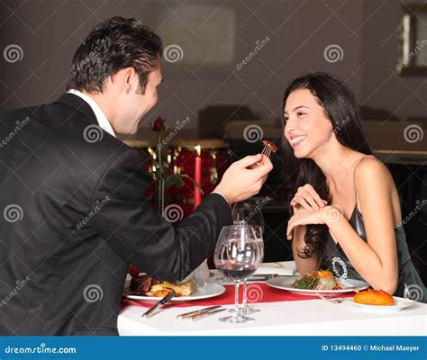 Romantische Paare Die Zu Abend Essen Stockfoto Bild Von Flirt Romanze 13494460