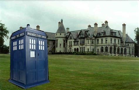 Tardis Enters The Collins Mansion Mansions House Styles Tardis