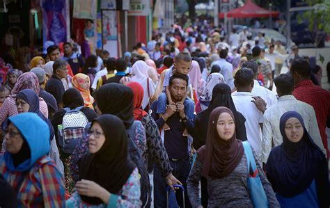 Doa untuk jamaah haji lainnya: Orang ramai membanjiri Jalan Tuanku Abdul Rahman | Suasana ...