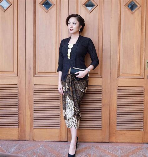 Baju kebaya batik kombinasi polos menjadi pilihan kebaya batik yang paling banyak dipilih kaum wanita ketika hendak menghadiri acar formal seperti acara pesta pernikahan. Kumpulan Gambar Inspirasi Model Kebaya Modern Indonesia ...