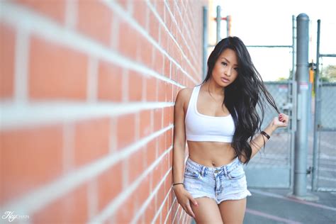 Fondos de pantalla mujer modelo pelo largo asiático pared fotografía Shorts de jean