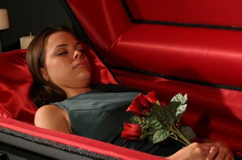 Pin By Jhony Agard On Mulher Linda E Morta Funeral Casket Beauty