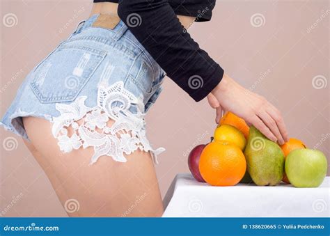 Fuselage Mince De Jeune Femme Les Fruits Suivent Un R Gime Image Stock Image Du Chiffre