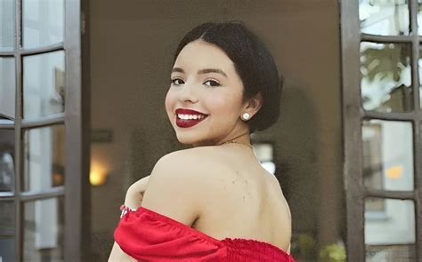 Ángela Aguilar roba cámara con el bra top más hot de este 2023 CHIC