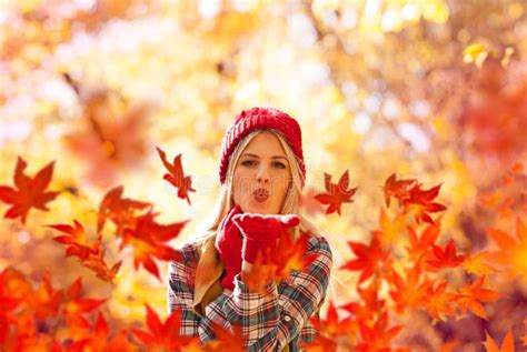 Jesienna Kobieta Dmuchająca Liście Obraz Stock Obraz złożonej z