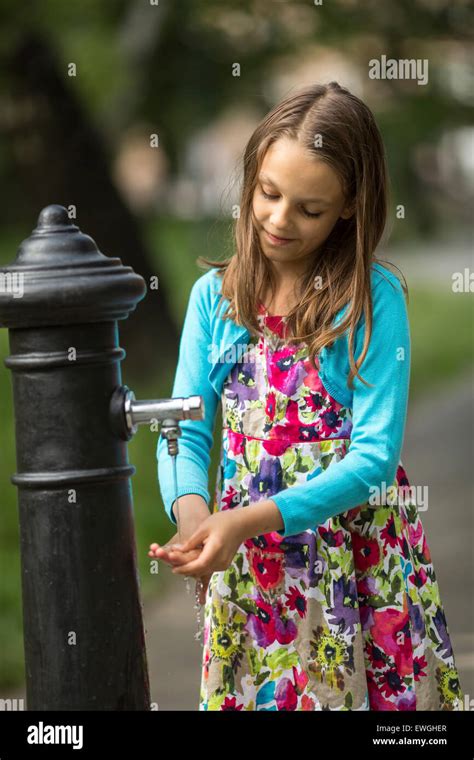 Kleine Süße Mädchen Wäscht Hände Unter Wasser Handpumpe Auf Der Straße