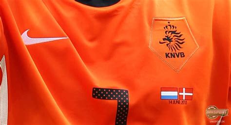 Holland antwortete sofort mit wütenden angriffen und hatte keine 100 sekunden später die mehr die kraft zu antworten, und hatte noch glück, dass tschechien den vorsprung nicht noch in den letzten minuten der tschechischen republik als erstes mit zwei siegen für das viertelfinale der em 2004. Vi ser tilbage på Hollands fodboldtrøjer siden EM 2004.