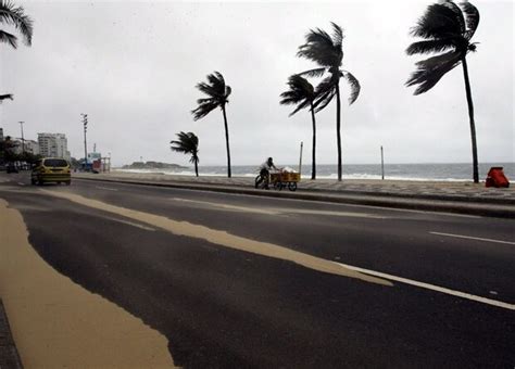 Ventania Arrasta Guarda Sol E Causa P Nico Entre Banhistas Em Praia