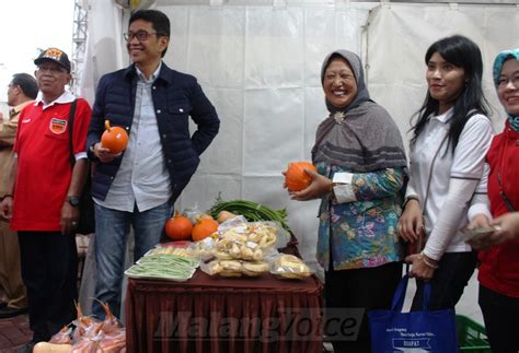 Pasar tani kota merupakan program dari kebun pancoran yang bekerja sama dengan ok. 32 Stan Pasar Murah Ramadhan di Balkot Among Tani Diserbu ...