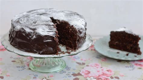 The ultimate cakes and bakes from the nation's favourite baker. Mary Berry's chocolate sponge cake recipe | Recipe | Chocolate sponge cake, Chocolate sponge ...