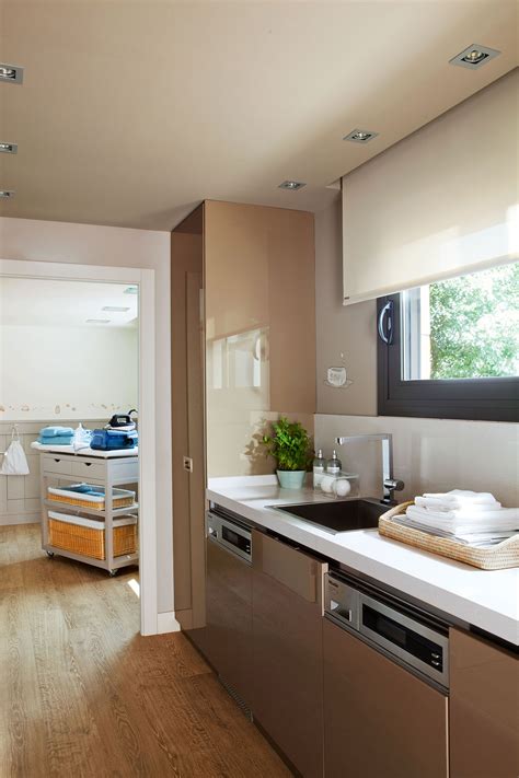 La cocina está equipada con muchos electrodomésticos: Dónde poner la lavadora en casa