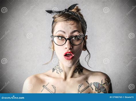 Giovane Donna Dura Con I Tatuaggi Immagine Stock Immagine Di Attraente Colore 37980765