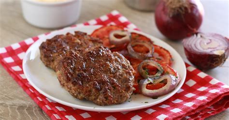 Gli hamburger sono un secondo piatto di carne molto appetitoso, amatissimo da grandi e piccoli. Hamburger di manzo con pomodori e cipolle grigliate ...
