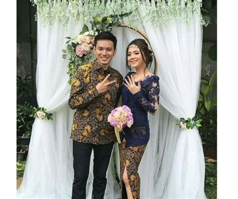 Ootd kondangan hijab simple berikutnya ada setelan tunik dan. 100+ Inspirasi Baju Kebaya Couple 2019 Terbaru dan Terlengkap - WIKIPIE.CO.ID
