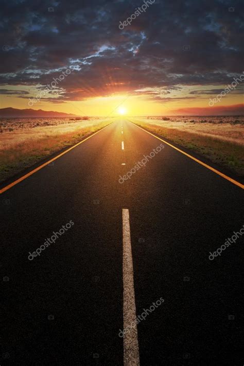 Straight Asphalt Road Leading Into Sunlight — Stock Photo