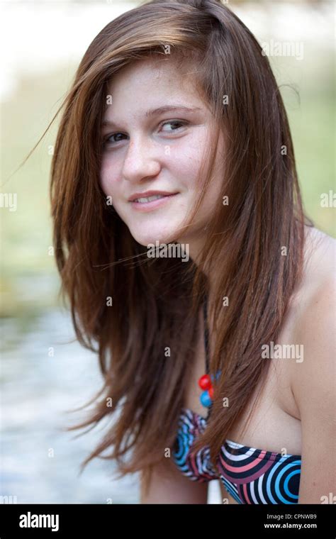Mädchen 16 Jahre Alt Badeanzug Fotos Und Bildmaterial In Hoher Auflösung Alamy
