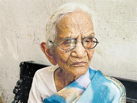 now 85 yr old woman loses jewellery to lift offering gang hindustan times