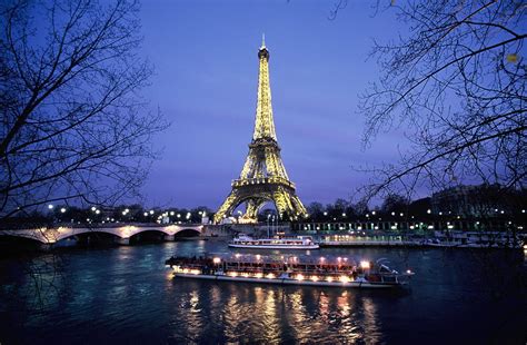 Passeio De Barco Pelo Rio Sena Em Paris