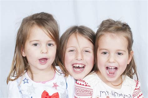 세 어린이 착용 화이트 셔츠 초상화 행복 장난 Piqsels