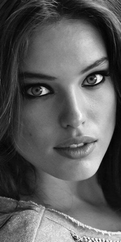 Pin By 𝐈𝐫𝐦𝐚 𝐒𝐨𝐥 🦋 On ︎ Black And White ︎ Woman Face Black And White