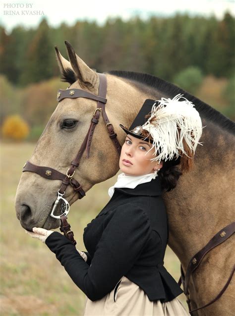 Фото Девушка в костюме наездницы стоит рядом с лошадью наездница Надежда Богданова фотограф