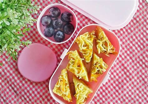 Makanan untuk bekal sekolah, makanan buat bekal anak sekolah, makanan buat bekal sekolah, makanan sehat anak tk, makanan sehat bekal frozen food istilah makanan setengah mateng yang dikemas dan dibekukan untuk diolah kembali dengan cara digoreng, dioven ataupun di kukus. Schootel Mie (Bekal Anak) | Resep | Makanan balita, Resep ...