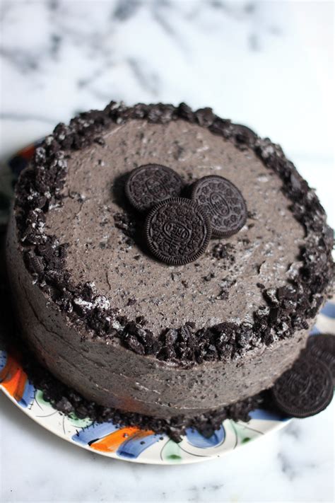 I call this a triple chocolate layer cake because there are 3 layers of chocolaty goodness going on here! Triple Layer Chocolate Oreo Cake | Recipe | Chocolate oreo ...