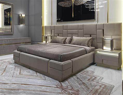 In terms of flooring, wood or concrete are obvious choices for the. Gorgeous 25+ Luxury King Bed Design For Luxurious Bedroom ...