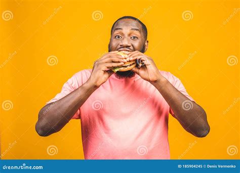 Hombre Joven Afroamericano Comiendo Hamburguesa Aislado Sobre Fondo