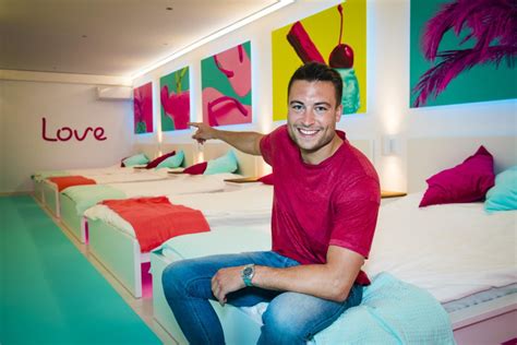 Viktor Verhulst Geeft Rondleiding In De ‘love Island’ Villa Het Belang Van Limburg