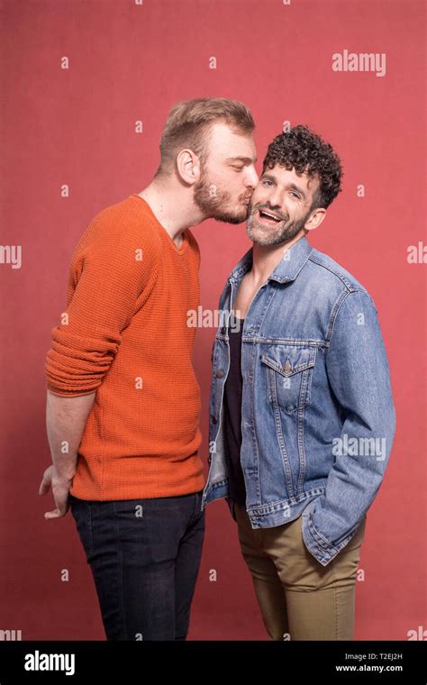 Gay men kissing each other Fotos und Bildmaterial in hoher Auflösung