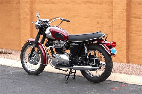 New pistons, polished rods, mega cycle cams, new clutch, new valves and guides, new bearings, new boyer ignition, 200 watt stator. Restored Triumph Bonneville T120R - 1970 Photographs at ...