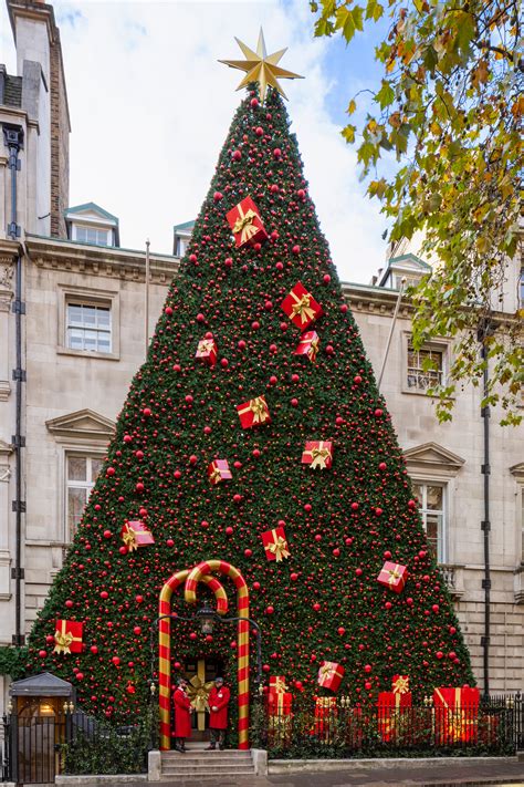 Check Out Londons Best Dressed Christmas Trees Livingetc