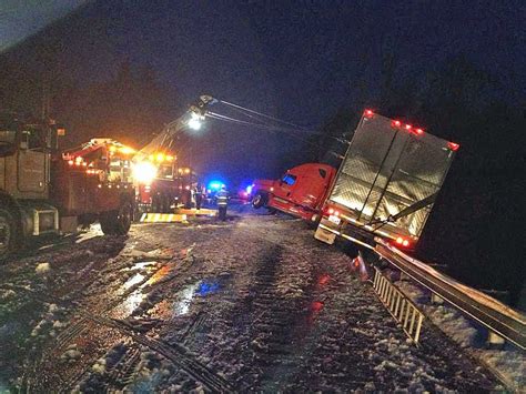 Springfield Vermont News Multiple Crashes On I 91 After Small Snowstorm