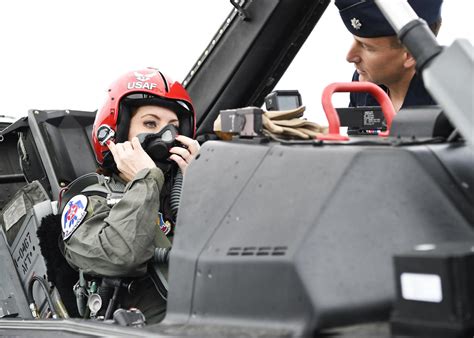 Female Thunderbird Pilot Inspiring Others To Chase Their Dreams Cbs News