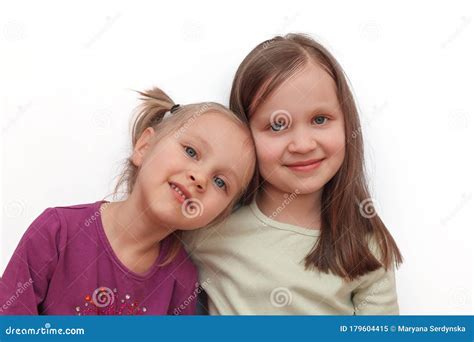 Zwei Kleine Mädchen Der Kleinen Geschwister Die Sich Umarmen Stockbild Bild Von Schätzchen