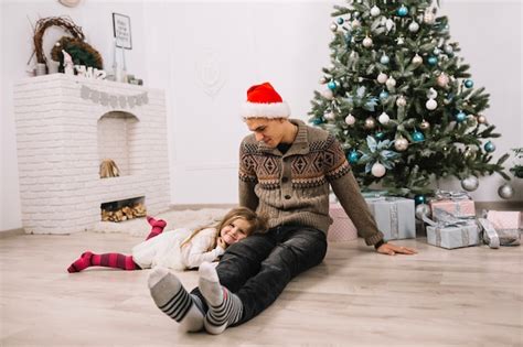 Padre E Hija Celebrando Navidad En Casa Foto Gratis