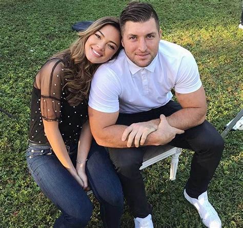 Nfl Tim Tebow Who Promised To Remain A Virgin Until Marriage Commits To Miss Universe Foto