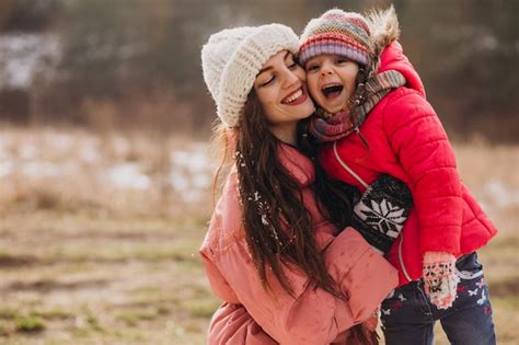 Madre Con Hija Pequeña En Un Bosque De Invierno Foto Gratis